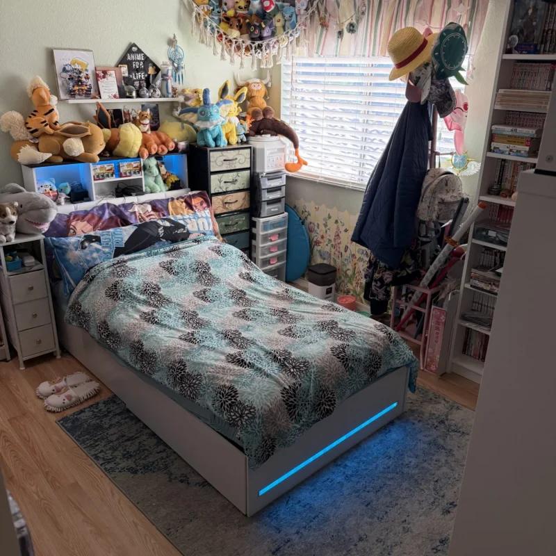 Child’s bedroom after organizing, with the bed cleared and shelves tidied